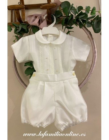Conjunto con camisa cuello bebé organza y bermuda con capota a juego y lazos en tono marfil.