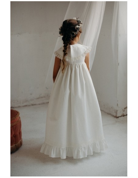 Vestido con solapas en escote con puntilla y lazo, confeccionado en lino color blanco roto. 
Marca Laniné Atelier.